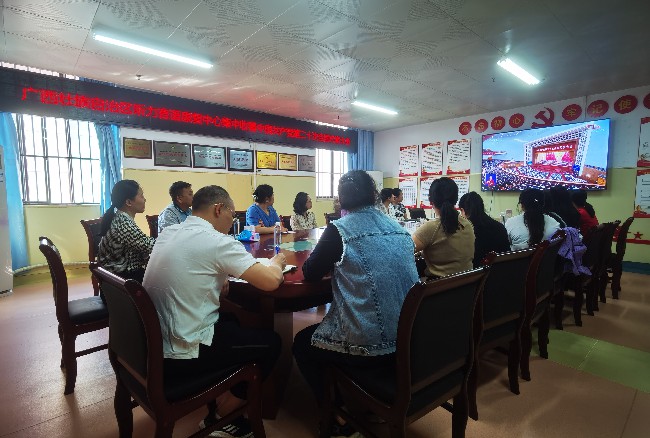 图为广西听力言语康复中心集中收听收看现场